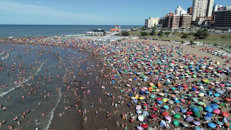 La ciudad de Mar del Plata cerró la temporada de verano con su peor desempeño desde la pandemia, al registrar una caída de casi 130 mil turistas en comparación con el año pasado.&nbsp;