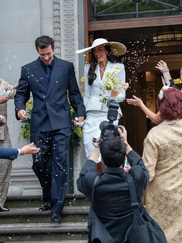 La cantante se casó con Callum Turner en el Old Marylebone Town Hall con un look de Schiaparelli. La cantante se casó con Callum Turner en el Old Marylebone Town Hall con un look de Schiaparelli.