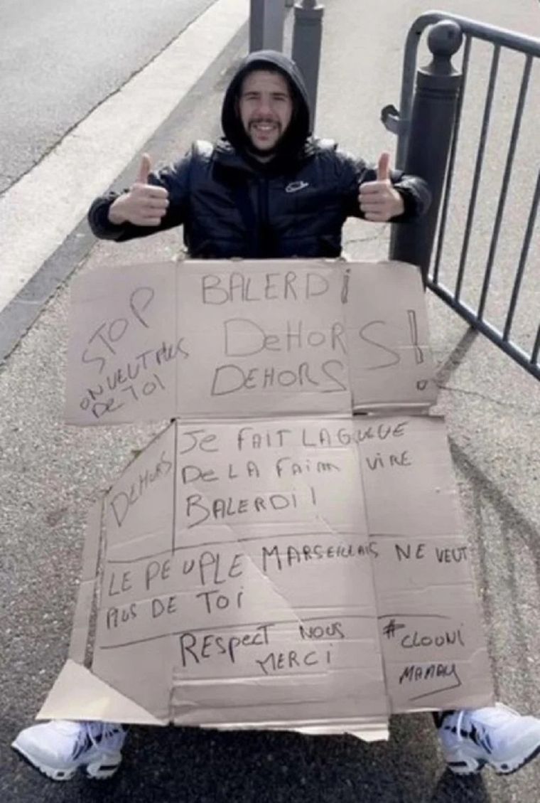 El hincha llevó un cartel para pedir la salida del argentino.