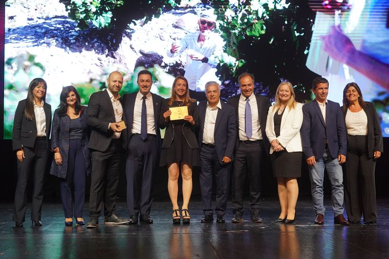 Doña Paula celebrando el oro en Experiencias Innovadoras. Doña Paula celebrando el oro en Experiencias Innovadoras.