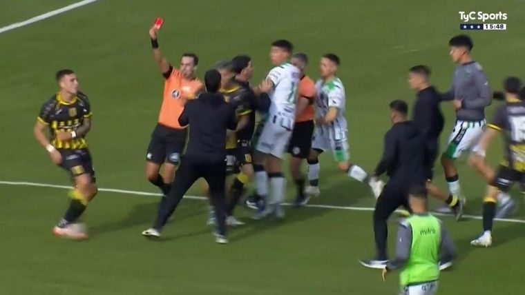 Final muy caliente del clásico entre Nueva Chicago y Almirante Brown en Mataderos por la Primera Nacional.