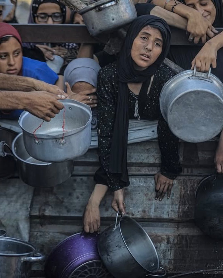 Las personas en Gaza amontonadas para conseguir comida en un comedor solidario. Las personas en Gaza amontonadas para conseguir comida en un comedor solidario.