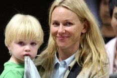 Naomi Watts junto con Kai cuando era bebé.