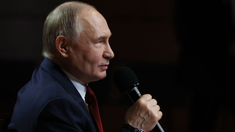 Vladimir Putin, en tanto, sigue atacando Ucrania y avanzando en la invasión. Foto Efe Vladimir Putin, en tanto, sigue atacando Ucrania y avanzando en la invasión. Foto Efe