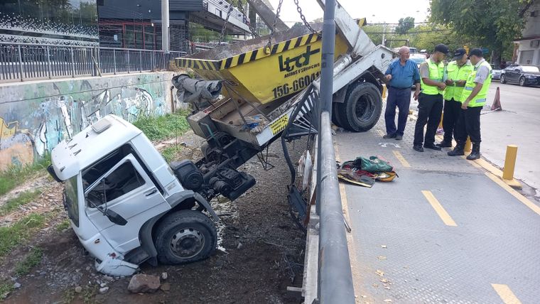 El camión quedó colgado en Morón y San Martín El camión quedó colgado en Morón y San Martín