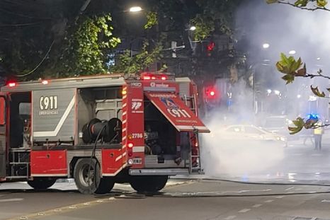Bomberos trabajaron para sofocar el incendio del vehículo. Bomberos trabajaron para sofocar el incendio del vehículo.