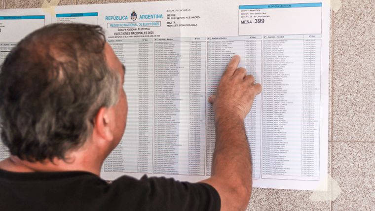 Cada elector debe verificar previamente su lugar de votación en el padron electoral. 