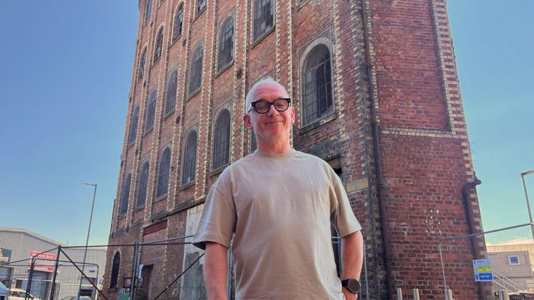Derek Mitchell espera convertir una refinería de azúcar en desuso en un centro educativo.