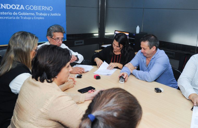 El SUTE firmando el acta paritaria Foto: Prensa SUTE
