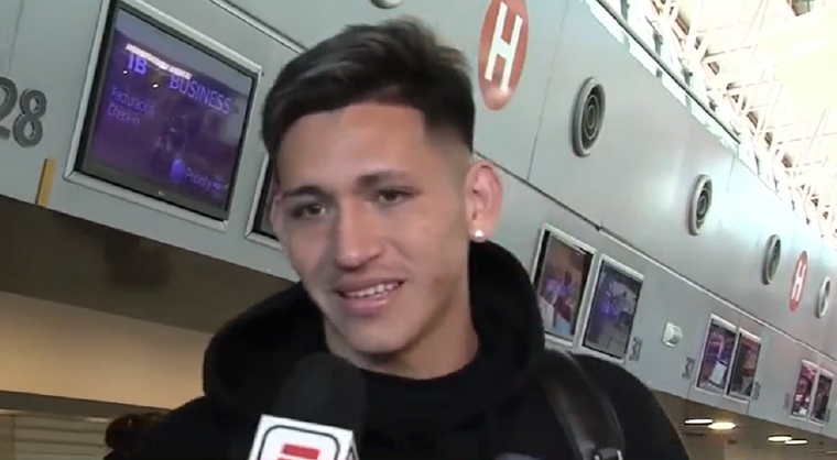 El delantero se despidió de sus compañeros y partió a su nuevo destino.