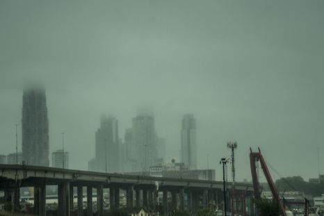 La niebla cubrió el cielo porteño este lunes. La niebla cubrió el cielo porteño este lunes.