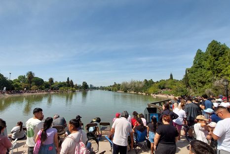 Aviones Pampa, helicópteros y actividades acuáticas protagonizaron Regatas Vuela 2026, que convocó a una multitud en el Lago del Parque General San Martín. Aviones Pampa, helicópteros y actividades acuáticas protagonizaron Regatas Vuela 2026, que convocó a una multitud en el Lago del Parque General San Martín.