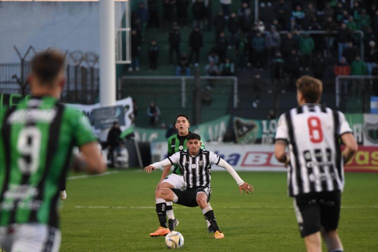 Tras comenzar en desventaja, Gimnasia sumó frente a Chicago en Mataderos y ahora marcha escolta del Lobo jujeño, al que recibirá el próximo domingo.&nbsp;