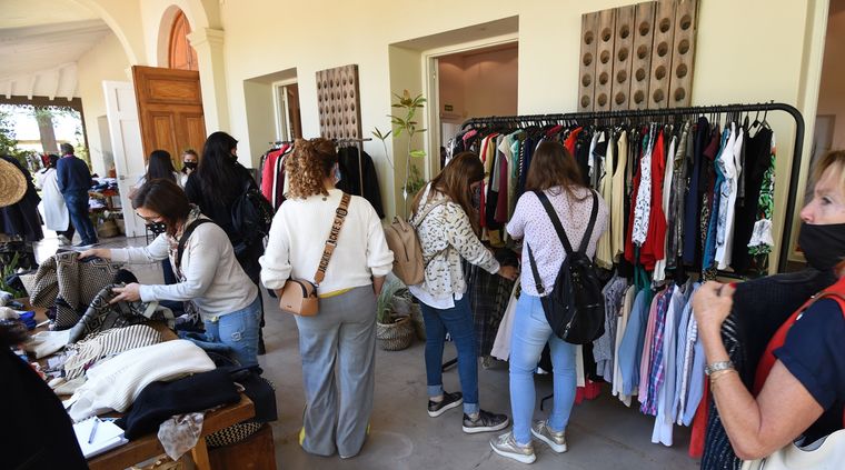 Foto de una de las ferias presenciales de Otra Vuelta. Foto: ALF PONCE MERCADO / MDZ