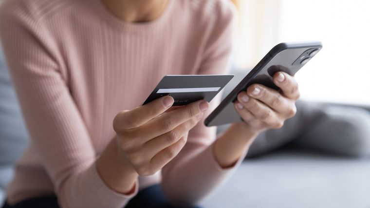 La estafa inicia con un simple mensaje de texto Foto: Shutterstock