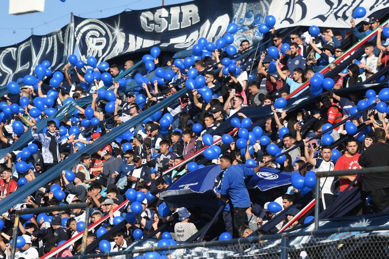 Los hinchas de la Lepra en el Gargantini. Foto: Santiago Tagua/MDZ