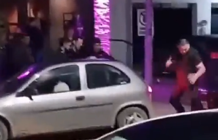 El momento de la brutal agresión en Necochea Foto: Captura de video.