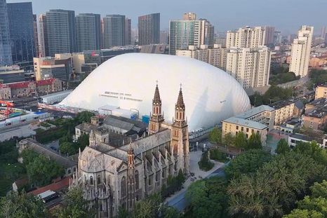 China empezó a aplicar cubiertas inflables sobre algunas obras urbanas para reducir el polvo, amortiguar el ruido y bajar el impacto de la construcción en zonas muy transitadas. China empezó a aplicar cubiertas inflables sobre algunas obras urbanas para reducir el polvo, amortiguar el ruido y bajar el impacto de la construcción en zonas muy transitadas.