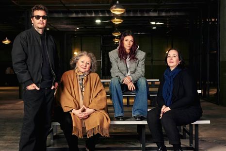 Parte del elenco con el director. / Netflix Parte del elenco con el director. / Netflix