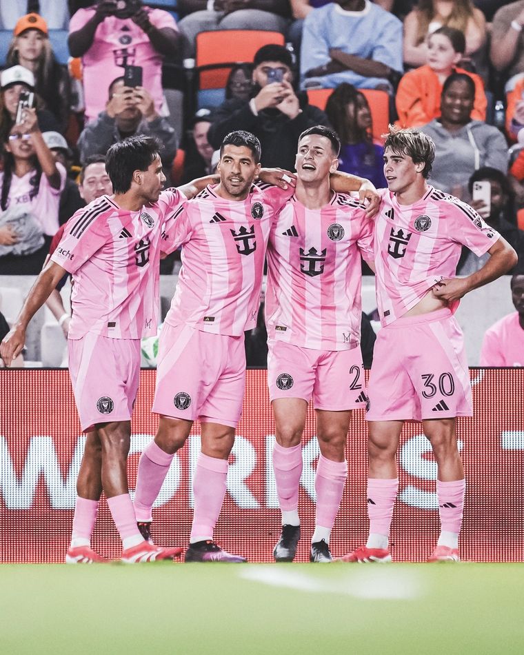 Messi fue el gran ausente en el Chase Stadium y Suárez se hizo cargo de la capitanía. Foto: @InterMiamiCF