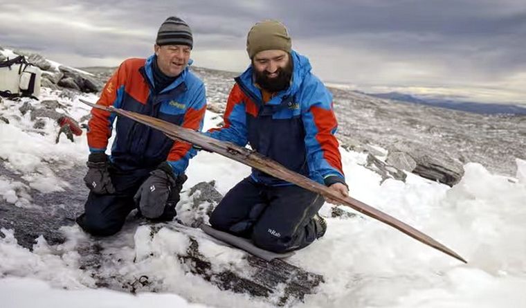 Los arqueólogos admiran un esquí prehistórico descubierto en Digervarden, Noruega. Foto: Dpa.