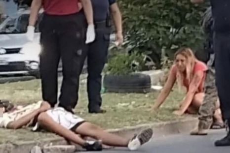 El menor quedó tendido sobre el suelo tras ser abatido por el policía de élite.