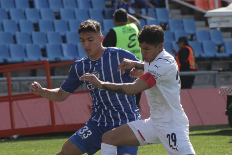 Bullaude, en su último partido en Godoy Cruz, y Romero reflejan cómo fue el partido en el Malvinas Argentinas: parejo.