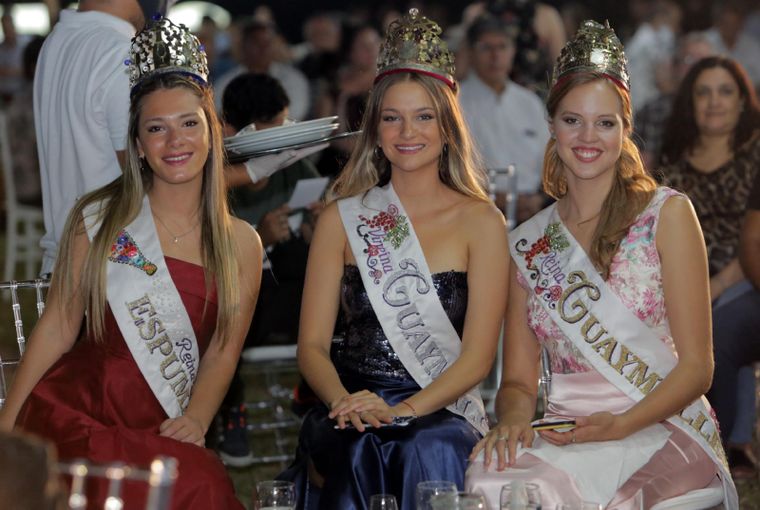 Reinas disfrutando de la velada.