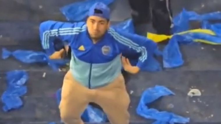 El gesto de los hinchas de Boca. Foto: Captura video