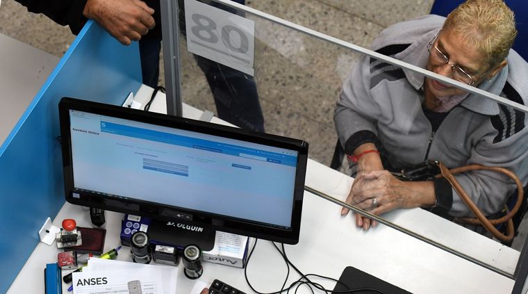 Los jubilados que cobran el haber mínimo serán los primeros en recibir el pago, junto con el bono extraordinario de $70.000. Los jubilados que cobran el haber mínimo serán los primeros en recibir el pago, junto con el bono extraordinario de $70.000.