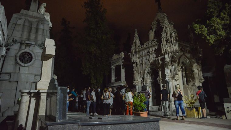 La arquitectura funeraria de Mendoza cobra una dimensión mística bajo la iluminación nocturna.