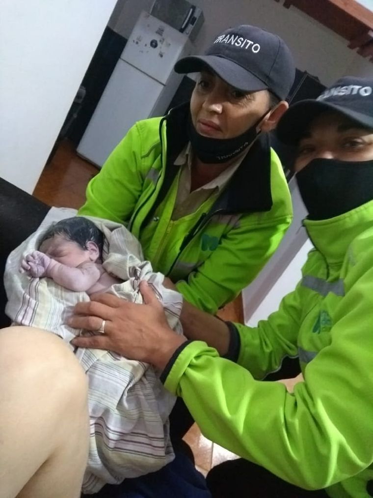 Dos de las agentes, recibiendo al bebé. Foto: Municipalidad de la Ciudad de Mendoza