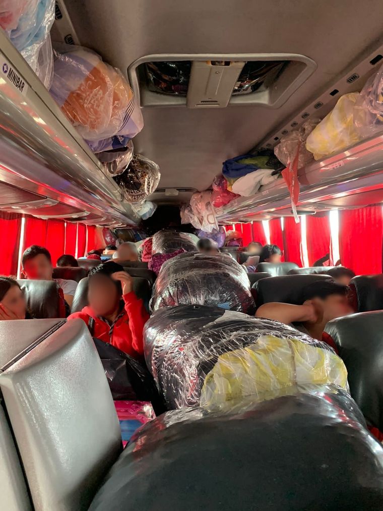 Así viajaban personas que venían a Mendoza. Foto: Gentileza