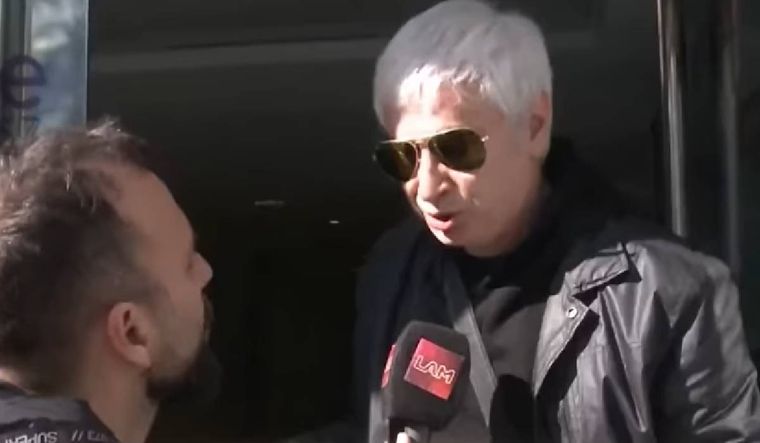 Cuando Alejandro Castelo intentó hablar con Juan Di Natale, el conductor se mostró muy hostil.