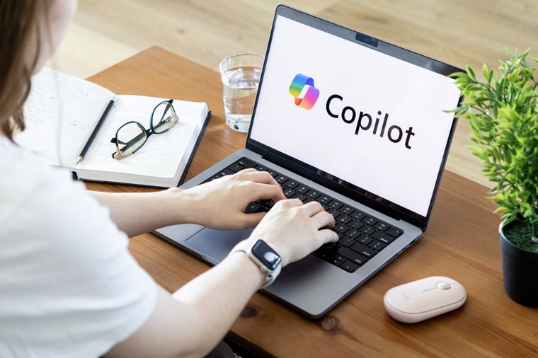 Microsoft Copilot es un asistente virtual impulsado por inteligencia artificial creado por Microsoft.