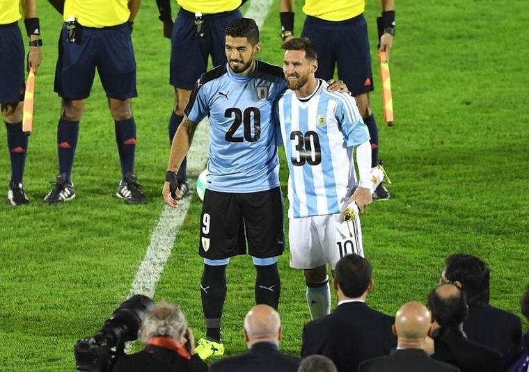 Suárez y Messi apoyaron el sueño de recibir el Mundial 2030 en sus países. Foto: AFP