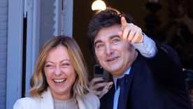 El presidente Javier Milei junto a su par italiana, Giorgia Meloni, en el balcón de la Casa Rosada durante la visita de la mandataria europea a Buenos Aires. Foto: EFE