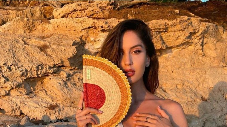 Hasta Maluma enloqueció al ver la foto de Natalia Barulich en bata de baño frente al espejo