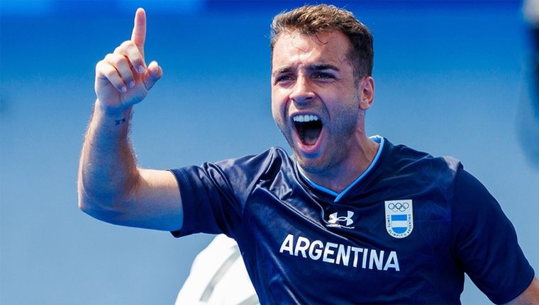 Tomás DOmene celebra el primer gol argentino. Foto: Federación Internacional de Hockey