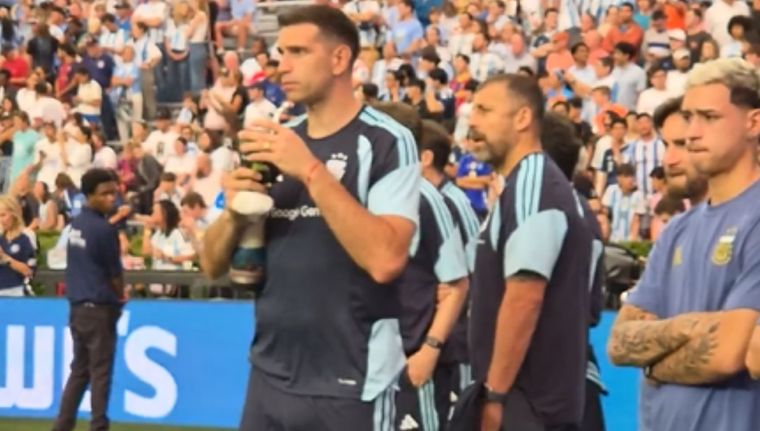 El Dibu volvió a ser noticia fuera de la cancha: mostró su particular mate y también cómo evoluciona de su lesión.