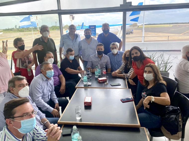 El grupo de diputados radicales que van a Formosa hizo escala en Chaco Foto: Twitter Luis Petri