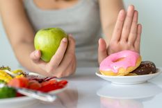Reemplaza los alimentos procesados o altos en grasas y azúcares con alternativas nutritivas. Foto: Archivo