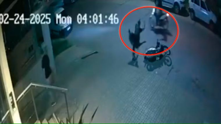 La víctima había estacionado su moto en la vereda del comercio donde trabaja y esperaba una llave para guardarla cuando fue abordado por tres ladrones. Foto: Captura de video