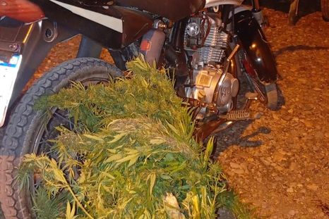 Durante su intento de fuga, el motociclista descartó más de tres kilos de droga. Durante su intento de fuga, el motociclista descartó más de tres kilos de droga.