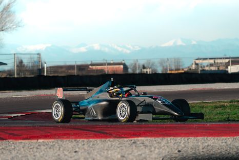El piloto Lautaro Campione debutó en Europa y busca apoyo para volver a competir en la F4 Italiana. El piloto Lautaro Campione debutó en Europa y busca apoyo para volver a competir en la F4 Italiana.