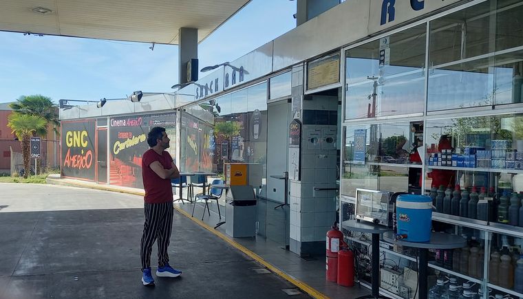 Javier Pérez, el Dr. Chinaski, en La Consulta, parada obligatoria para combustible. Javier Pérez, el Dr. Chinaski, en La Consulta, parada obligatoria para combustible.