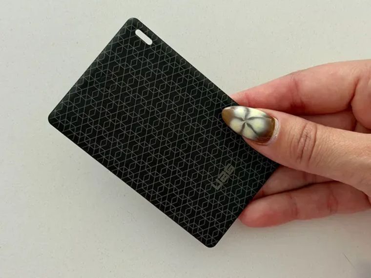 La tarjeta de UAG ofrece un formato ultraplano de 3 mm perfecto para llevar en la billetera.