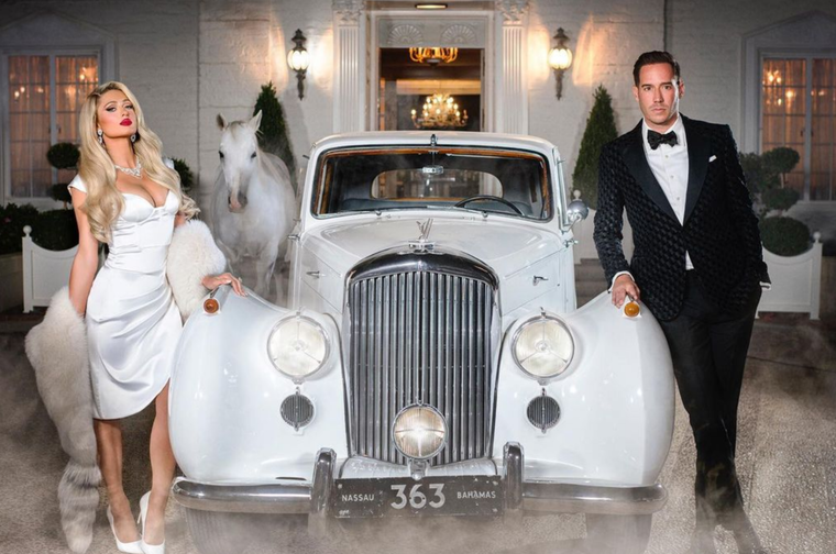 Paris Hilton está felizmente casada con Carter Reum.
