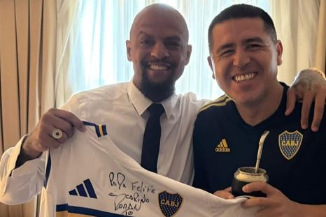 En mayo pasado, durante el Torneo de Leyendas en el 75° Congreso de la FIFA en Paraguay, Riquelme le regaló a Felipe Melo cuatro camisetas de Boca con dedicatoria incluida. En mayo pasado, durante el Torneo de Leyendas en el 75° Congreso de la FIFA en Paraguay, Riquelme le regaló a Felipe Melo cuatro camisetas de Boca con dedicatoria incluida.