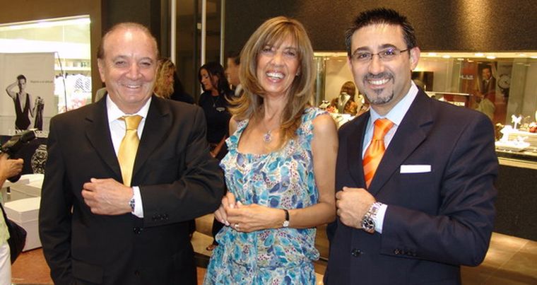 Modelos de relojes: Chiquito Cordero -propietario de Tersani- y Diego Román- gerente de Ventas de Longines- junto a María Sylvia Ginart. Foto: MDZ